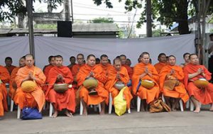 กิจกรรมตักบาตรพระสงฆ์ 66 รูป ถวายเป็นพระราชกุศลเฉลิมพระเกียรติสมเด็จพระเจ้าอยู่หัวมหาวชิราลงกรณ บดินทรเทพยวรางกูร