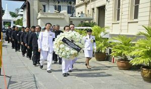 วางพวงมาลาถวายสักการะพระบรมศพพระบาทสมเด็จพระปรมินทรมหาภูมิพลอดุลยเดช