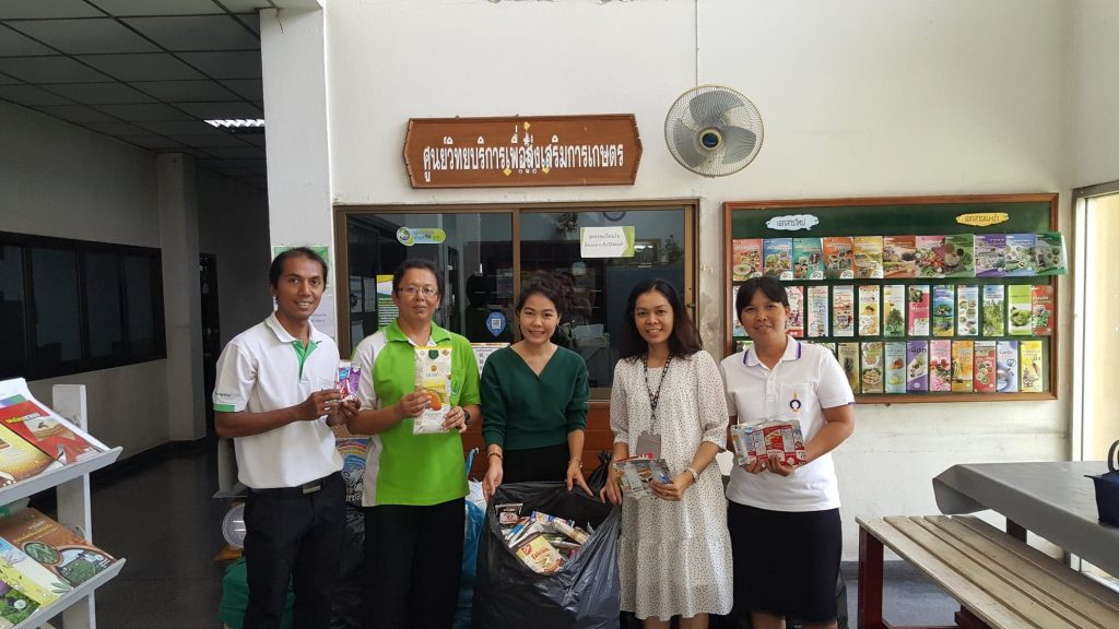 มอบกล่องยูเอชทีให้ผู้แทนของการทางพิเศษแห่งประเทศไทย