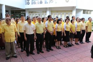 พิธีทำบุญตักบาตรข้าวสารอาหารแห้ง อุทิศถวายเป็นพระราชกุศล เนื่องในวาระครบ 2 ปี วันคล้ายวันสวรรคต พระบาทสมเด็จพระปรมินทรมหาภูมิพลอดุลยเดช บรมนาถบพิตร