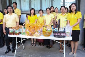 พิธีทำบุญตักบาตรข้าวสารอาหารแห้ง อุทิศถวายเป็นพระราชกุศล เนื่องในวาระครบ 2 ปี วันคล้ายวันสวรรคต พระบาทสมเด็จพระปรมินทรมหาภูมิพลอดุลยเดช บรมนาถบพิตร