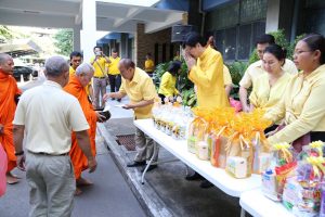 พิธีทำบุญตักบาตรข้าวสารอาหารแห้ง อุทิศถวายเป็นพระราชกุศล เนื่องในวาระครบ 2 ปี วันคล้ายวันสวรรคต พระบาทสมเด็จพระปรมินทรมหาภูมิพลอดุลยเดช บรมนาถบพิตร