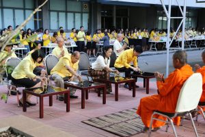 พิธีทำบุญตักบาตรข้าวสารอาหารแห้ง อุทิศถวายเป็นพระราชกุศล เนื่องในวาระครบ 2 ปี วันคล้ายวันสวรรคต พระบาทสมเด็จพระปรมินทรมหาภูมิพลอดุลยเดช บรมนาถบพิตร