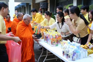 พิธีทำบุญตักบาตรข้าวสารอาหารแห้ง อุทิศถวายเป็นพระราชกุศล เนื่องในวาระครบ 2 ปี วันคล้ายวันสวรรคต พระบาทสมเด็จพระปรมินทรมหาภูมิพลอดุลยเดช บรมนาถบพิตร