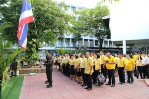 พิธีทำบุญตักบาตรข้าวสารอาหารแห้ง อุทิศถวายเป็นพระราชกุศล เนื่องในวาระครบ 2 ปี วันคล้ายวันสวรรคต พระบาทสมเด็จพระปรมินทรมหาภูมิพลอดุลยเดช บรมนาถบพิตร