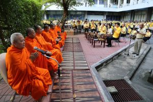 พิธีทำบุญตักบาตรข้าวสารอาหารแห้ง อุทิศถวายเป็นพระราชกุศล เนื่องในวาระครบ 2 ปี วันคล้ายวันสวรรคต พระบาทสมเด็จพระปรมินทรมหาภูมิพลอดุลยเดช บรมนาถบพิตร